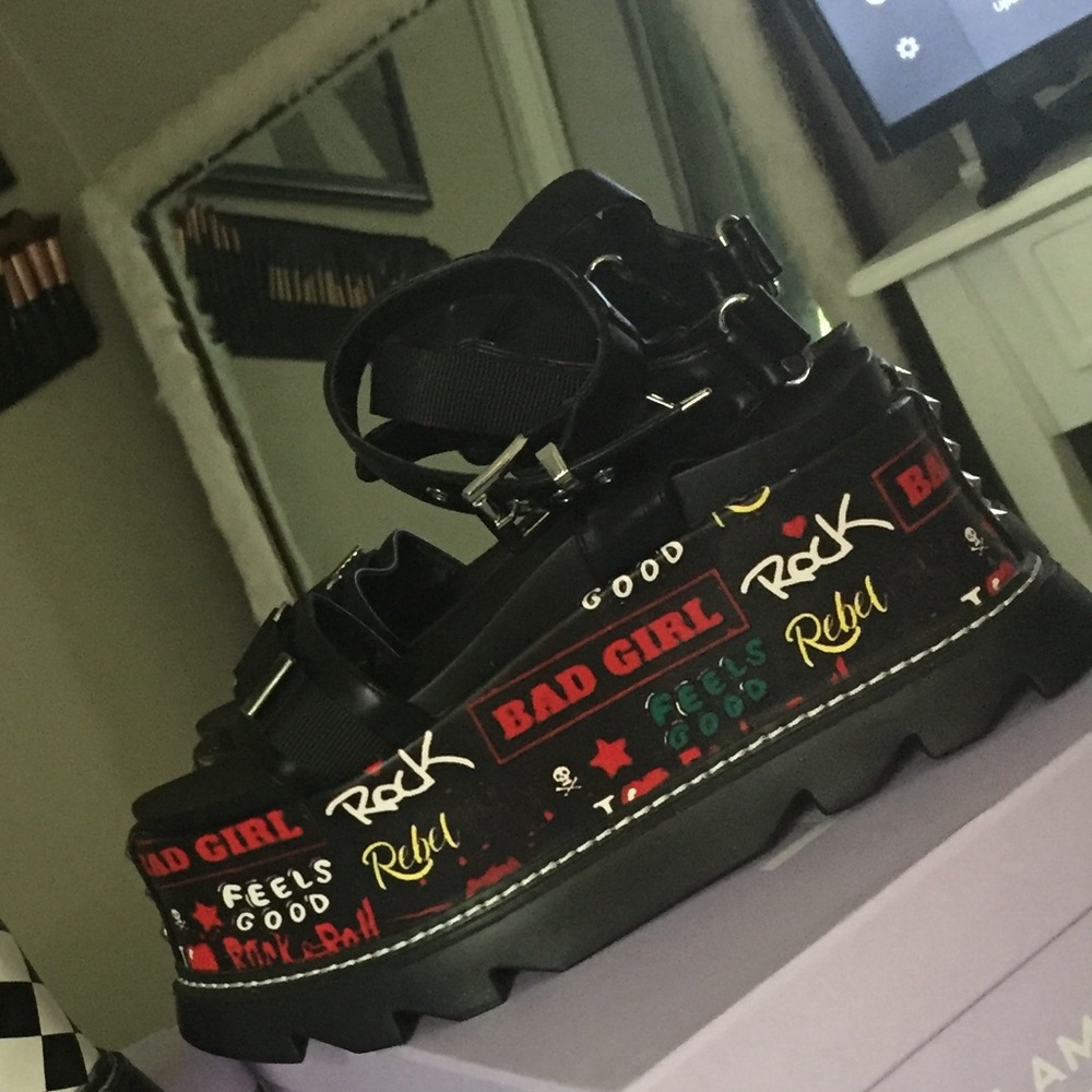 Rock platforms - Picture 1 of 1
